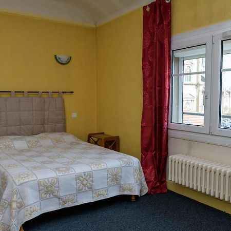Hotel De La Cloche Sp Реймс Екстериор снимка