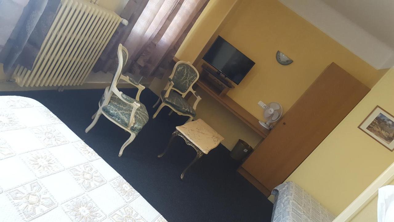 Hotel De La Cloche Sp Реймс Екстериор снимка