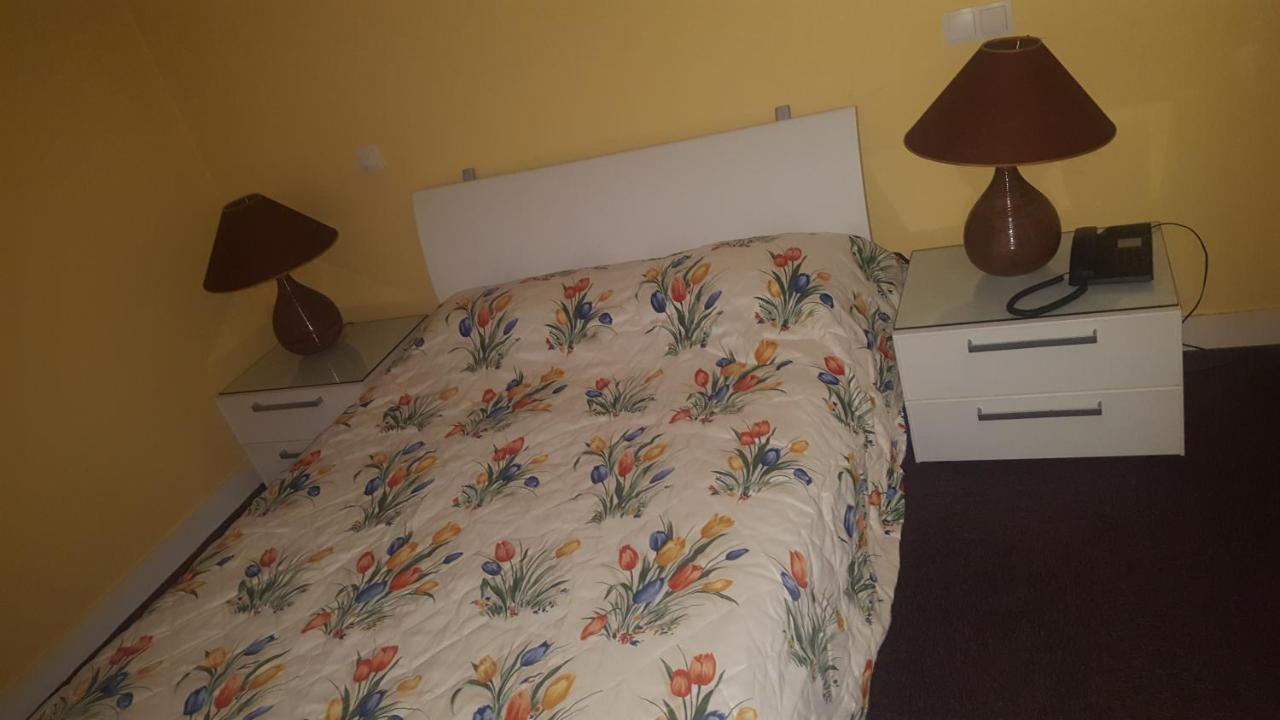 Hotel De La Cloche Sp Реймс Екстериор снимка