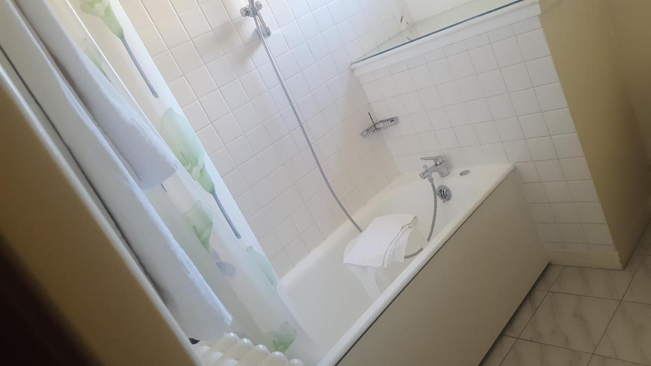 Hotel De La Cloche Sp Реймс Екстериор снимка