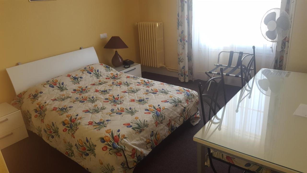 Hotel De La Cloche Sp Реймс Екстериор снимка