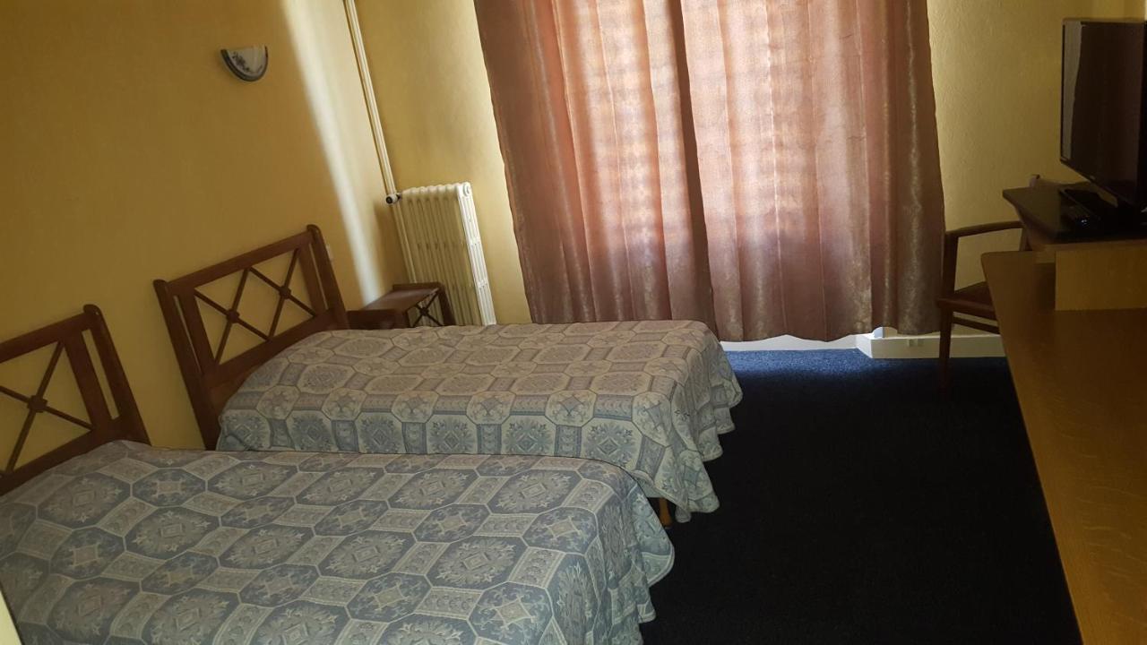 Hotel De La Cloche Sp Реймс Екстериор снимка