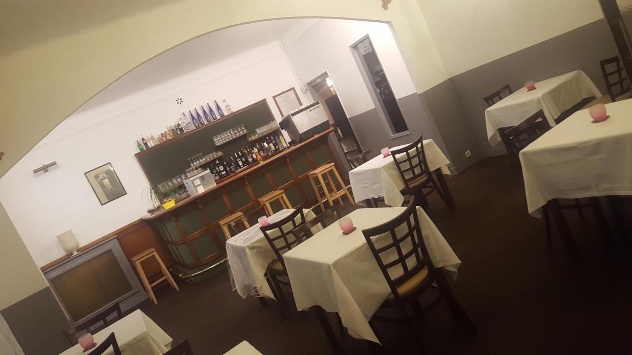 Hotel De La Cloche Sp Реймс Екстериор снимка