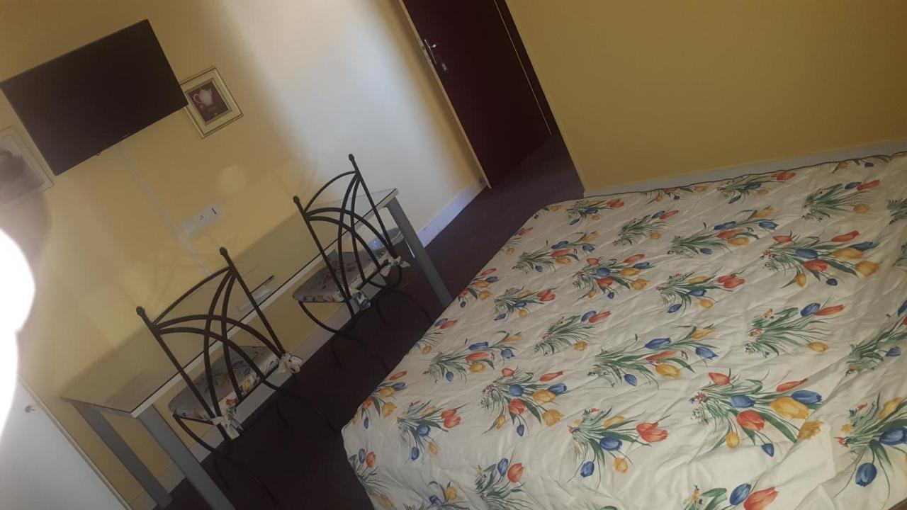 Hotel De La Cloche Sp Реймс Екстериор снимка