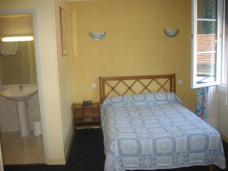 Hotel De La Cloche Sp Реймс Екстериор снимка