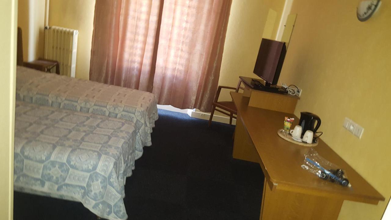 Hotel De La Cloche Sp Реймс Екстериор снимка