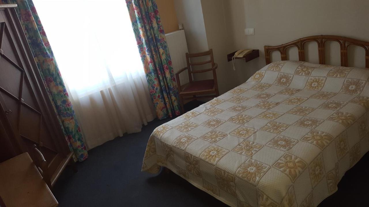 Hotel De La Cloche Sp Реймс Екстериор снимка