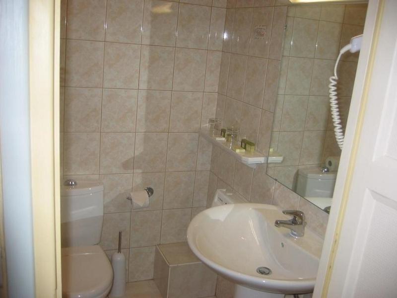 Hotel De La Cloche Sp Реймс Екстериор снимка
