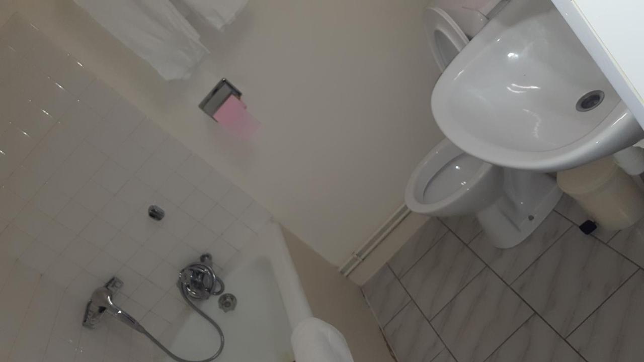 Hotel De La Cloche Sp Реймс Екстериор снимка