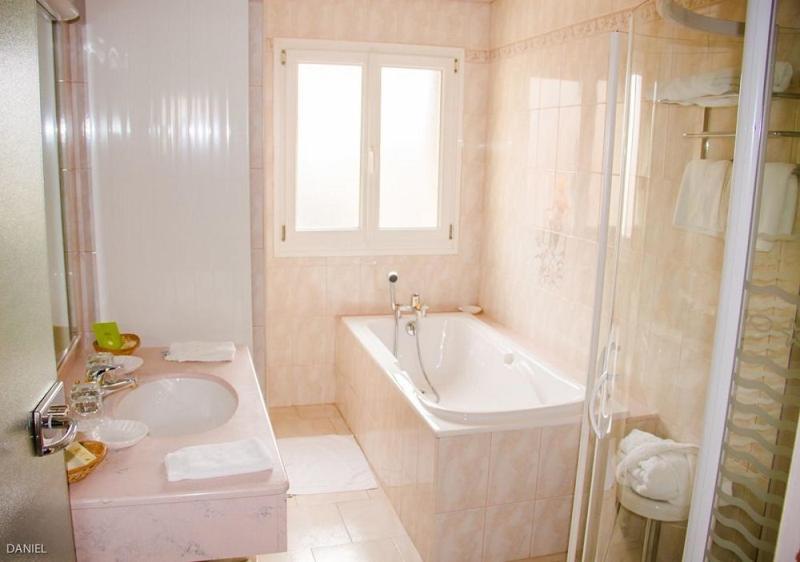 Hotel De La Cloche Sp Реймс Екстериор снимка