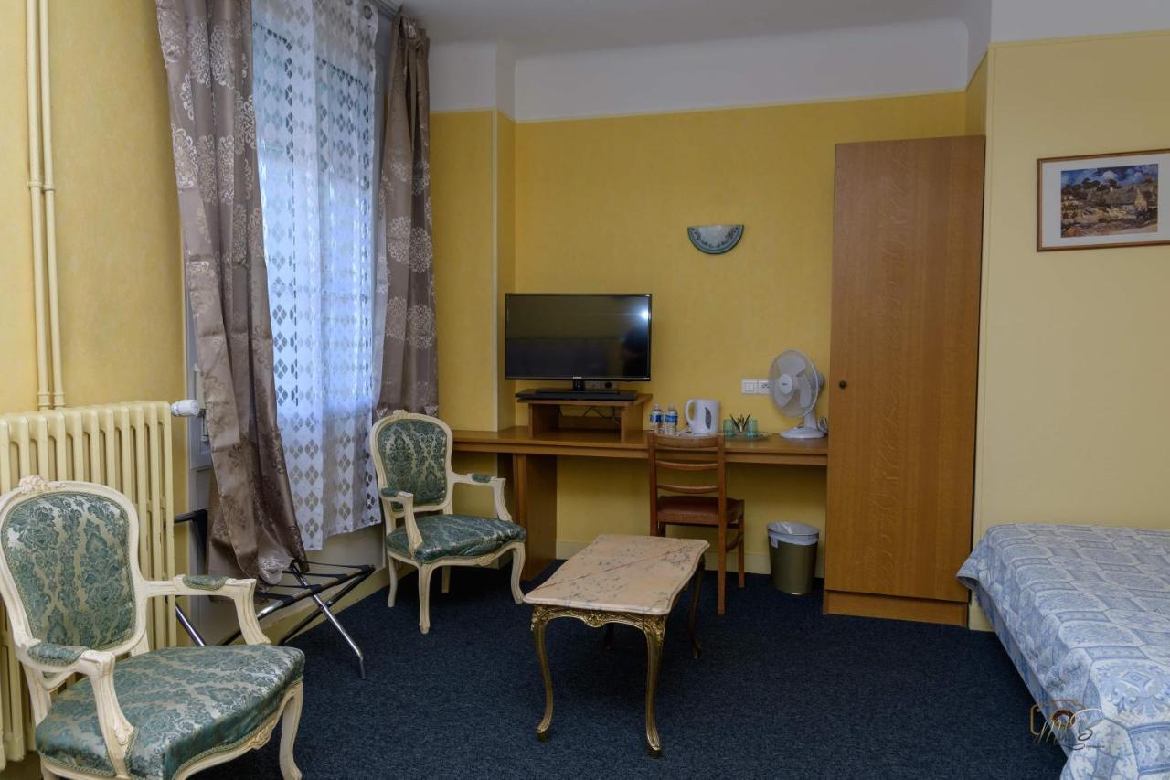 Hotel De La Cloche Sp Реймс Екстериор снимка