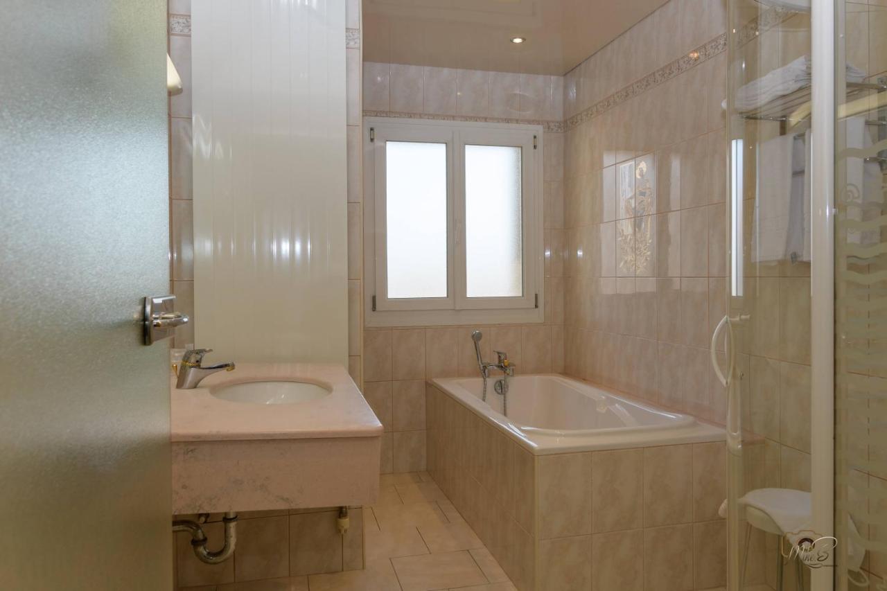 Hotel De La Cloche Sp Реймс Екстериор снимка