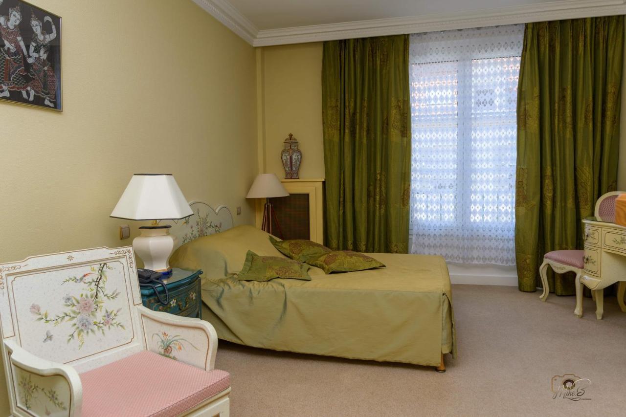 Hotel De La Cloche Sp Реймс Екстериор снимка